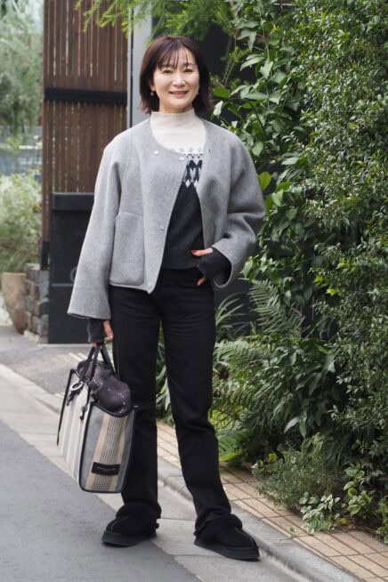 【スナップ】ムートンブーツのトレンド再来！ 50代はカジュアルすぎないモノトーンが正解