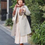 【スナップ】冬こそ映える大人の淡色コーデ！ 挿し色のブラウンでトレンド感アップ