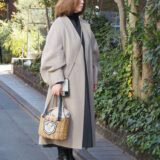 【スナップ】地味見えを回避！ 「かごバッグ」が重くなりがちな冬コーデのスパイスに