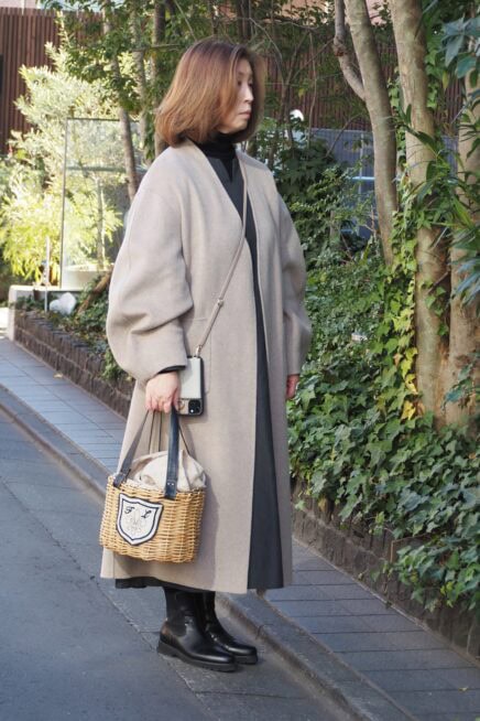 【スナップ】地味見えを回避！ 「かごバッグ」が重くなりがちな冬コーデのスパイスに