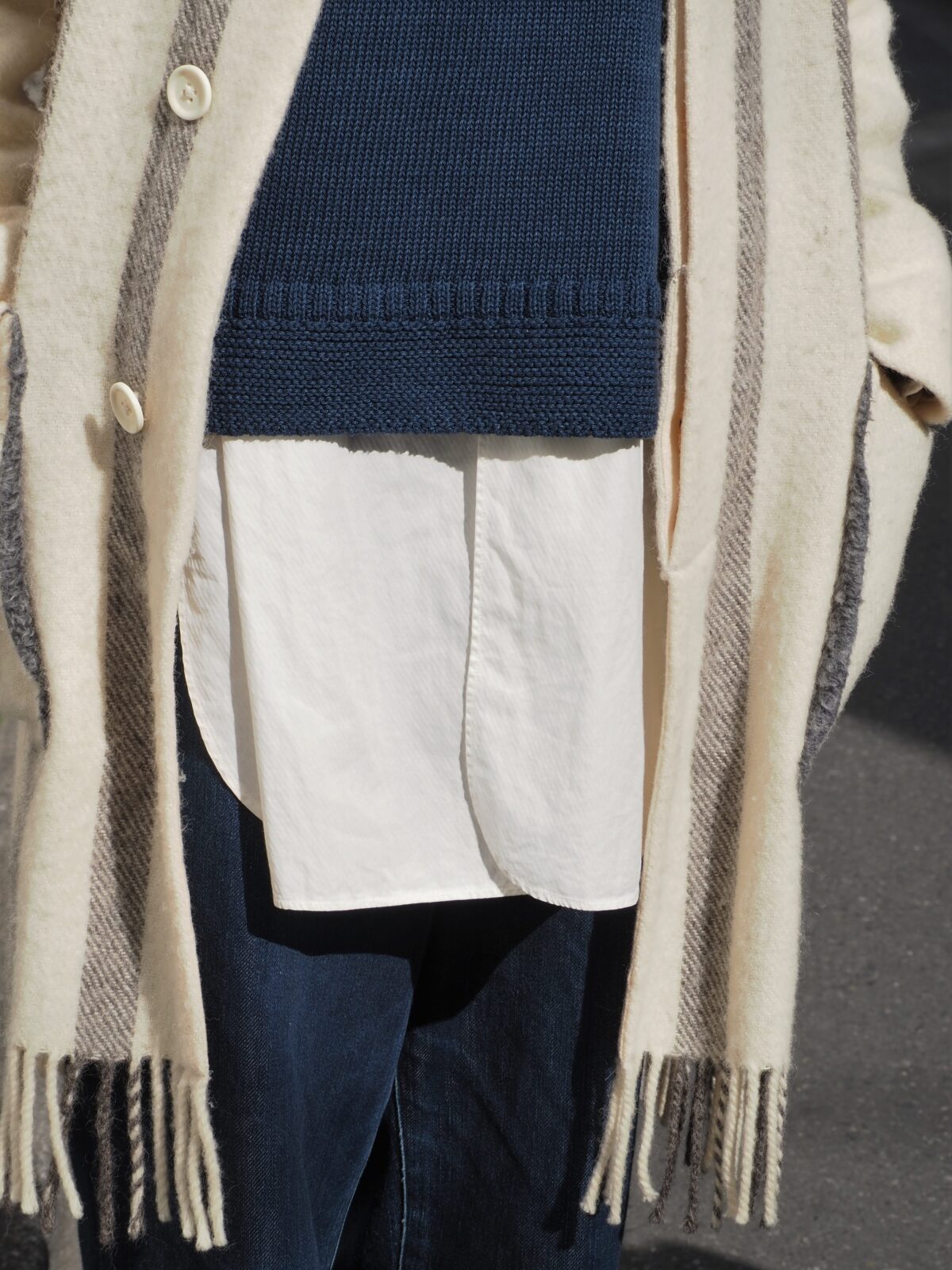 シャツとニットのレイヤード