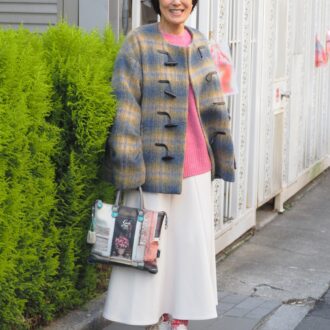 【スナップ】冬服が暗くなる問題は“ピンク”で解決！ 50代のおしゃれ迷子も参考にしたいカラーコーデ