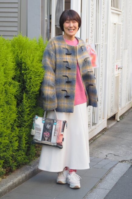 【スナップ】冬服が暗くなる問題は“ピンク”で解決！ 50代のおしゃれ迷子も参考にしたいカラーコーデ