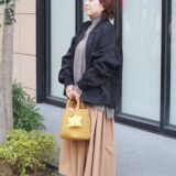 【スナップ】50代のアウター選びが気になる！ 黒アウター×ベージュでつくる軽やかバランス