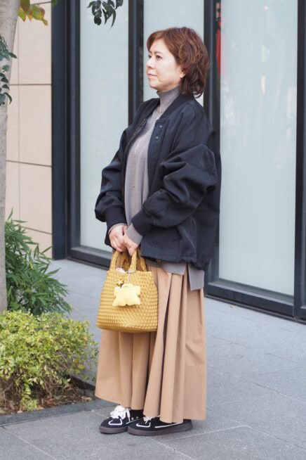 【スナップ】50代のアウター選びが気になる！ 黒アウター×ベージュでつくる軽やかバランス