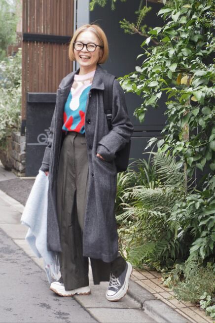 【スナップ】50代こそカラーニットで気分を上げる！ 小柄さんのスニーカー選びも必見