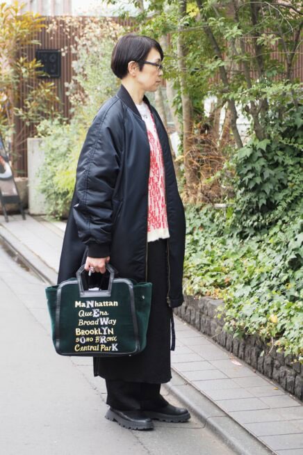 【スナップ】50代のおしゃれ迷子さん要チェック！ 黒ベースでも地味にならない理由とは？