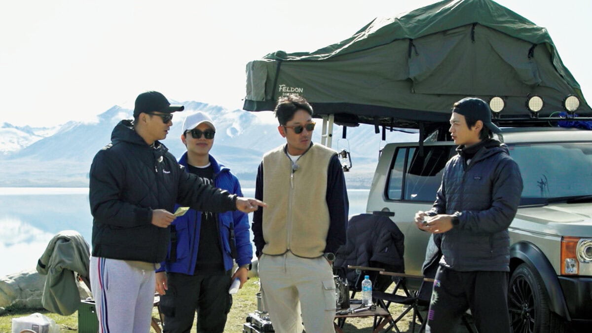 『歩いてチケッティング』 パンデミックで思い出作りの機会を失った若者に旅を贈るため、4人のスターがニュージーランドで多彩なミッションに挑む旅バラエティ。 自然の中で友情を深めていく姿を描いていく。 © TVING Co., Ltd, All Rights Reserved. U-NEXTにて配信中