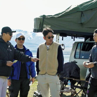 『歩いてチケッティング』 パンデミックで思い出作りの機会を失った若者に旅を贈るため、4人のスターがニュージーランドで多彩なミッションに挑む旅バラエティ。 自然の中で友情を深めていく姿を描いていく。 © TVING Co., Ltd, All Rights Reserved. U-NEXTにて配信中