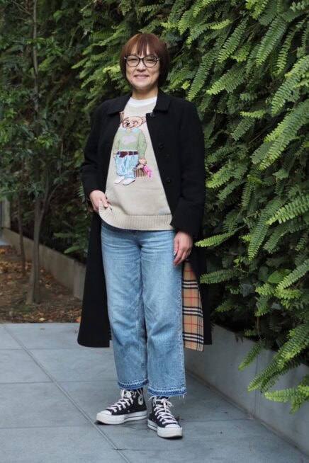 【スナップ】黒コート×デニムでつくる“大人の抜け感カジュアル” 「バーバリー」のチェック＆「ラルフローレン」のPoloベアニットがポイント