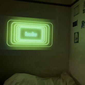 【寝室が映画館に？】スぺパ＆タイパに優れたプロジェクター「Nova」を本音レビュー