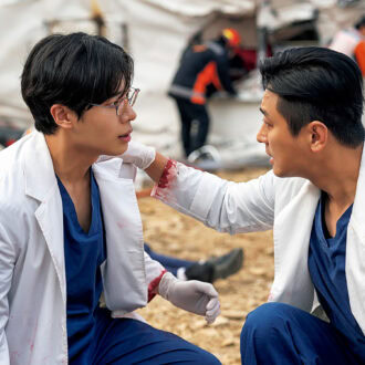 『トラウマコード』 戦場で数多くの命を救ってきた天才外科医ペク・ガンヒョク（チュ・ジフン）が、有名無実化した重症外傷チームに赴任し、再起を図る痛快医療ドラマ。 Netflix非英語TV部門で1位を記録した話題作。 Netflixシリーズ『トラウマコード』独占配信中