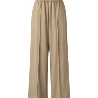 イージーワイドパンツ　4990円（税込）