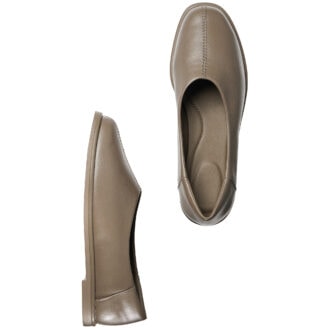 スクエアフラットシューズ　3990円（税込）