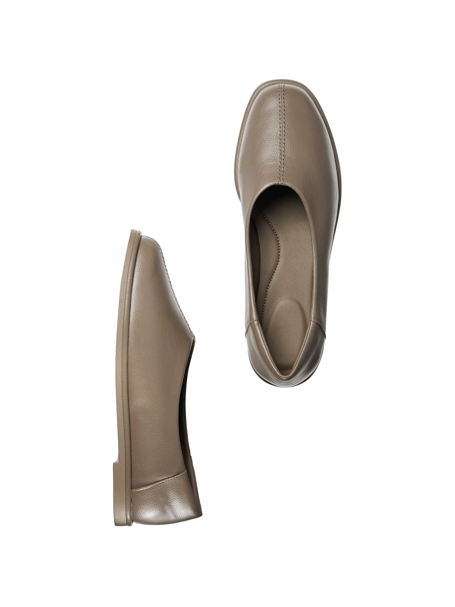 スクエアフラットシューズ 3990円(税込)