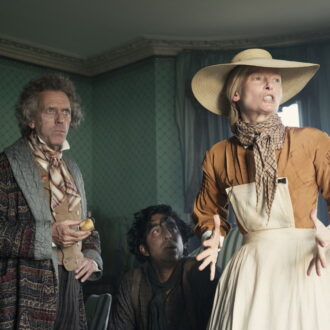 ティルダ・スウィントンらが共演。『どん底作家の人生に幸あれ！』© 2019 Dickensian Pictures, LLC and Channel Four Television Corporation