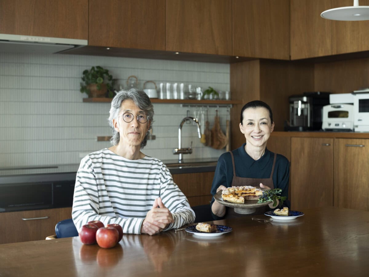 かれんさんが今回、アップルパイ作りを教わったのがご友人のGOさん。 お菓子作りが大得意で、かれんさんのYouTubeにも登場し、レクチャーしています。