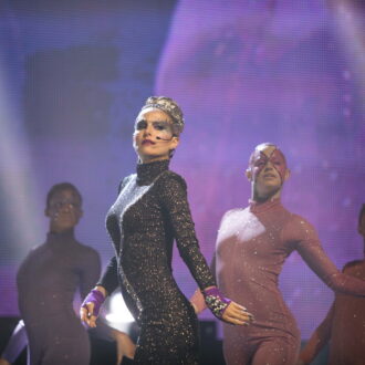 奇抜メイクでパフォーマンをするナタリー・ポートマンに注目。『ポップスター』Motion Picture ©2018 VOX LUX FILM HOLDINGS, LLC. All Rights Reserved