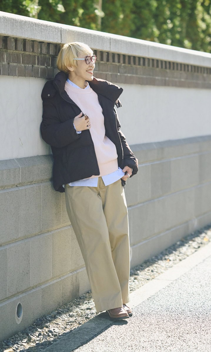 コートのインは、GUのピンクのニットと、ユニクロのブルーのシャツで