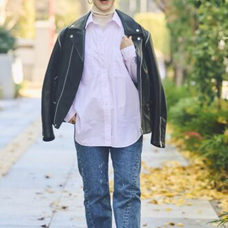エコレザーのジャケットに、ユニクロのピンクのシャツを合わせて