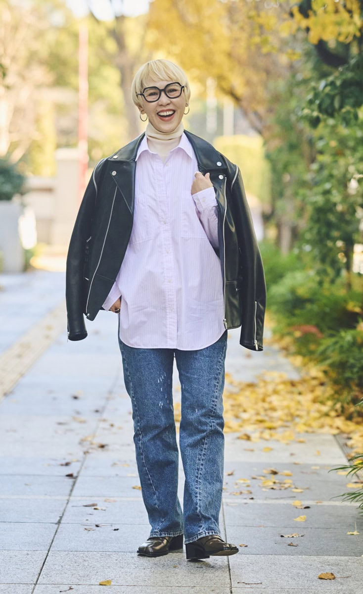 エコレザーのジャケットに、ユニクロのピンクのシャツを合わせて