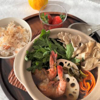 【更年期世代を元気に！ 50代の「応援めし」】
 ゆらぎが整う「開運」レシピ　
「えびと旬野菜の開運鍋」「梅とかつお節のまぜごはん」vol.15