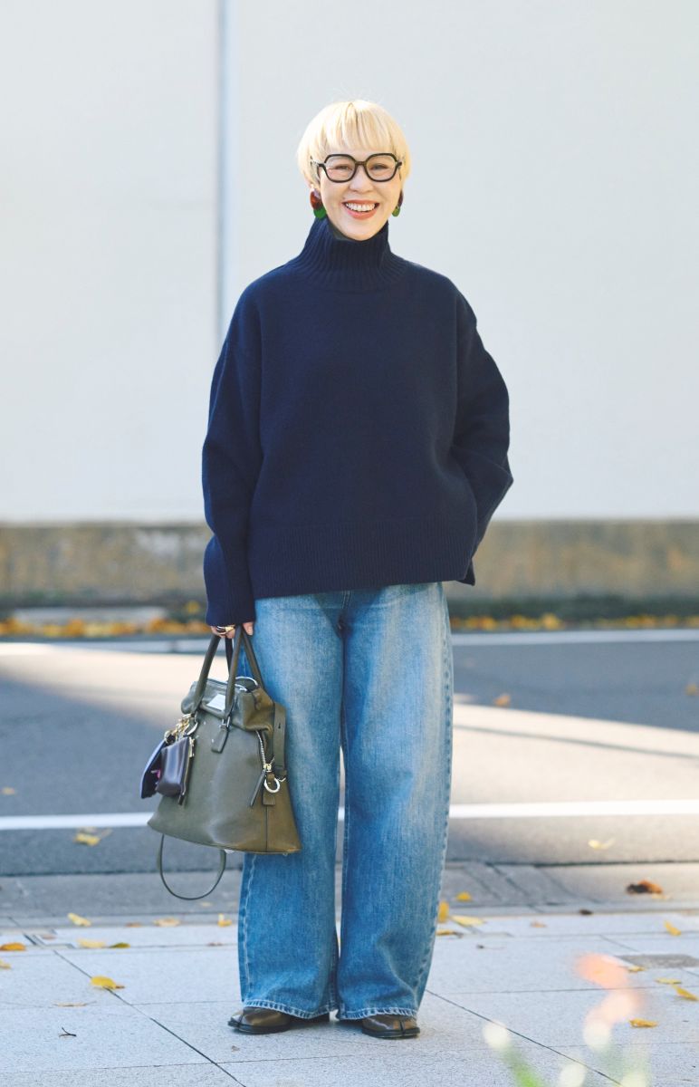 ネイビーのニットにデニムのコーデ