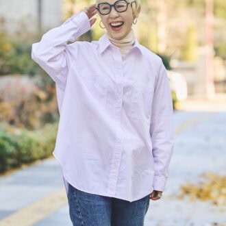 1枚で着ても様になる、淡いピンクのストライプシャツ