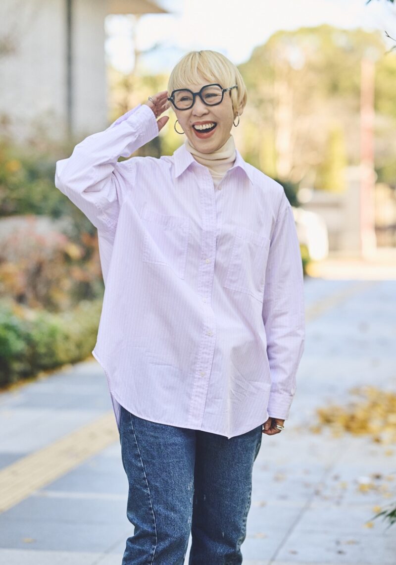 1枚で着ても様になる、淡いピンクのストライプシャツ