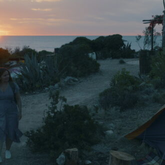 疲れ切った主婦は母が遺してくれた一軒家で逃避しますが……。Netflix映画『さえない私にさようなら』独占配信中