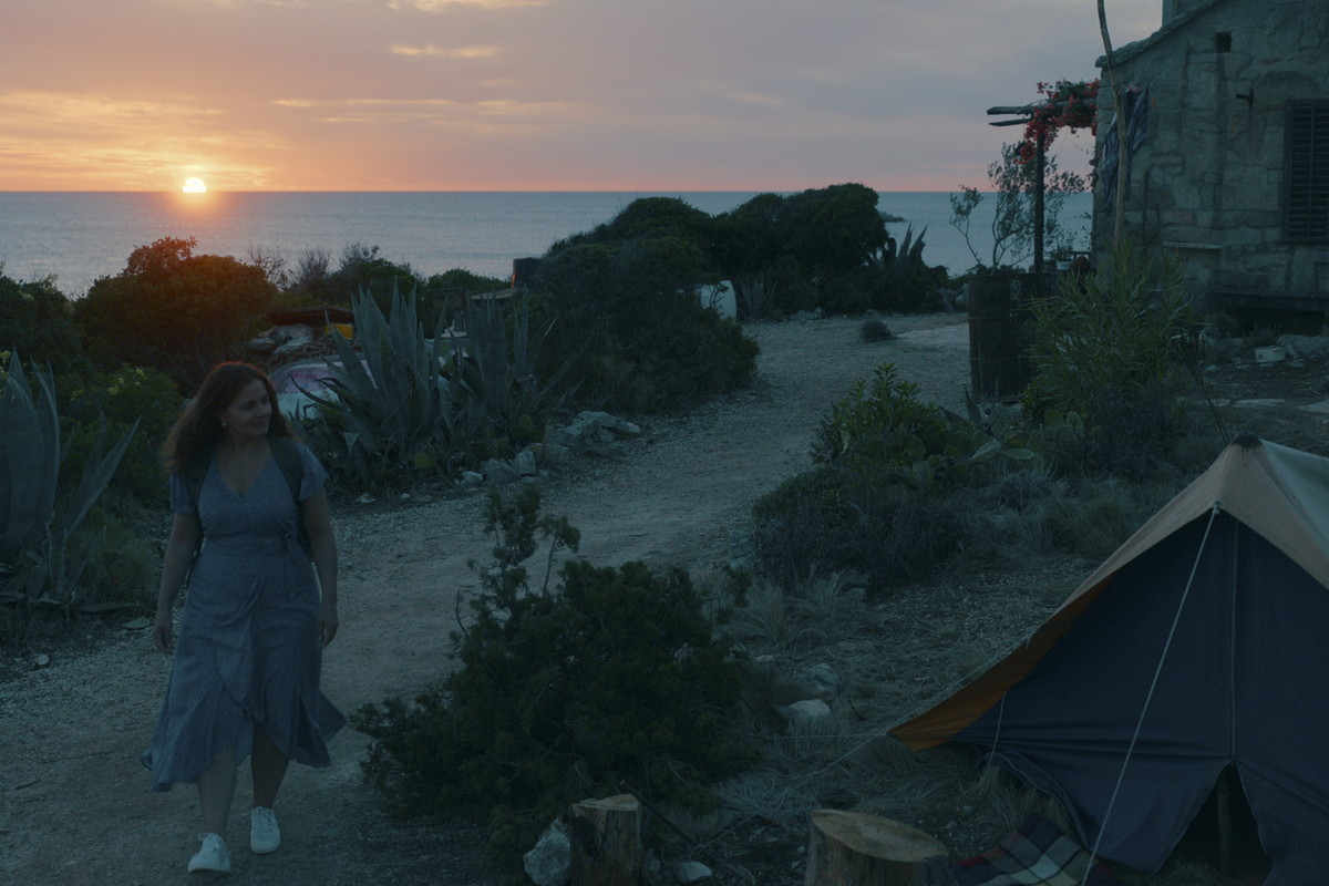 疲れ切った主婦は母が遺してくれた一軒家で逃避しますが……。Netflix映画『さえない私にさようなら』独占配信中