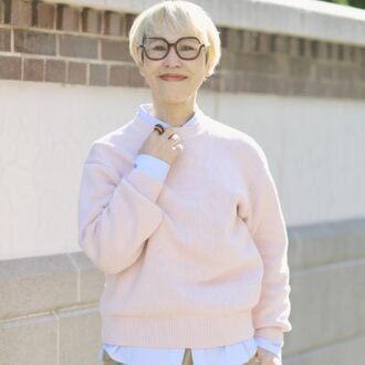 GUのピンクのニットでプレッピー風