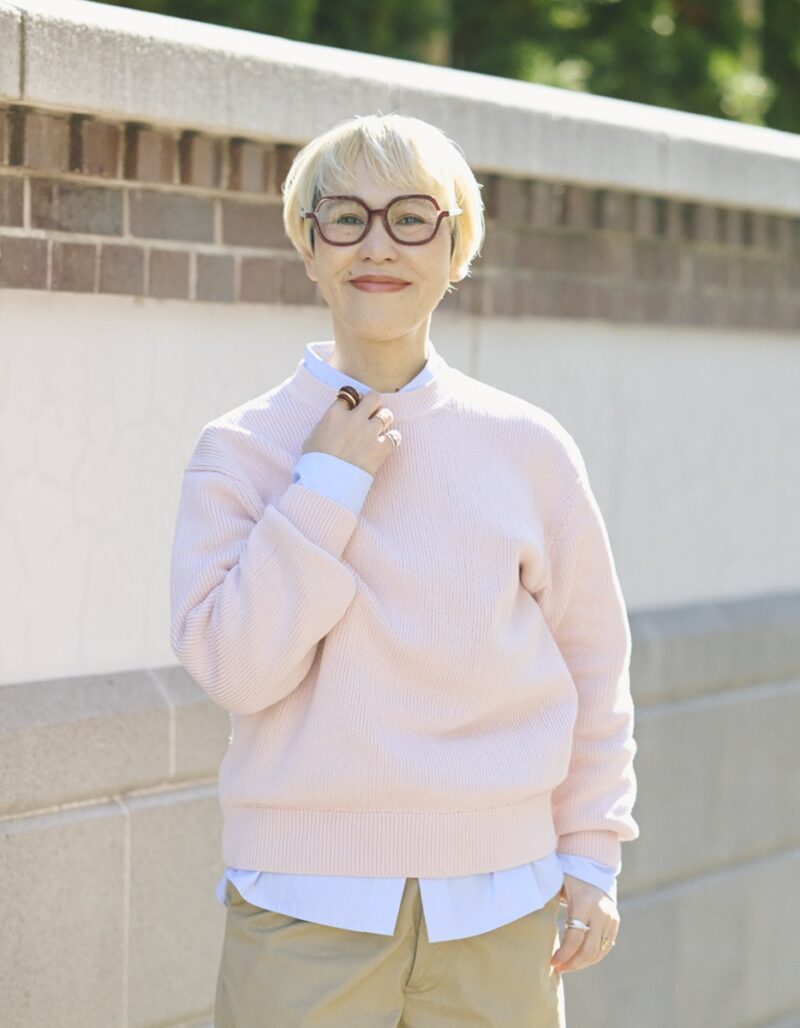 GUのピンクのニットでプレッピー風