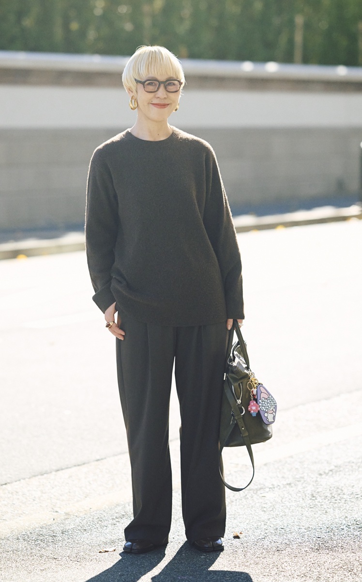 ブラウンのニットに同系色のパンツのコーデ