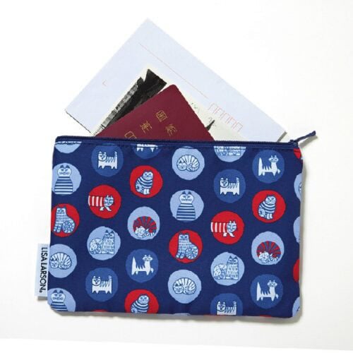 大人のおしゃれ手帖 2026年2月号 付録【スウェーデン生まれの陶芸家、リサ・ラーソンとのコラボ！
】 ハガキ、封筒、パスポートがすっぽり収まります