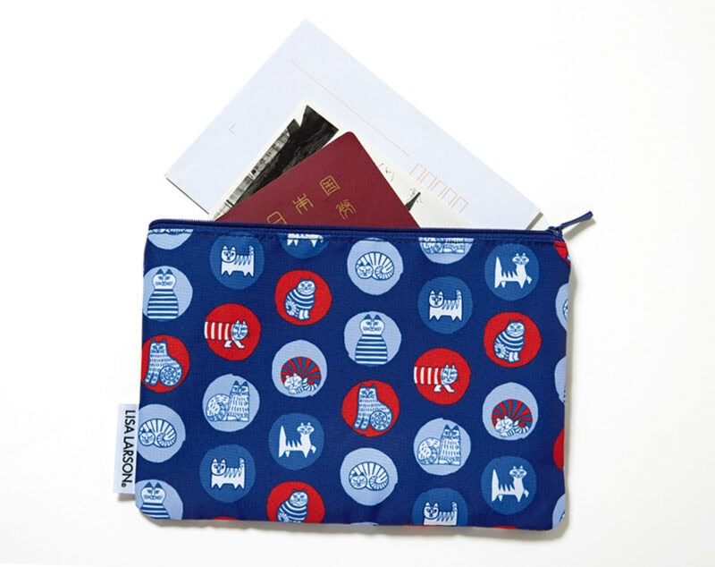 ハガキ、封筒、パスポートなどがすっぽり収まります