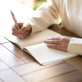 書く瞑想で更年期を健やかに！ 海外で流行中の「ジャーナリング」とは？