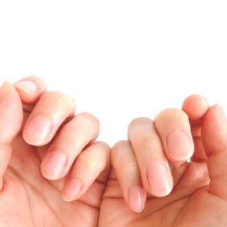 【50代のハンドケア】健やかな爪で若々しい手に！ ネイルオイルの使い方と選び方