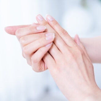 【更年期の養生】朝の手のこわばりやしびれ⋯⋯これってリウマチ？それとも「メノポハンド」？