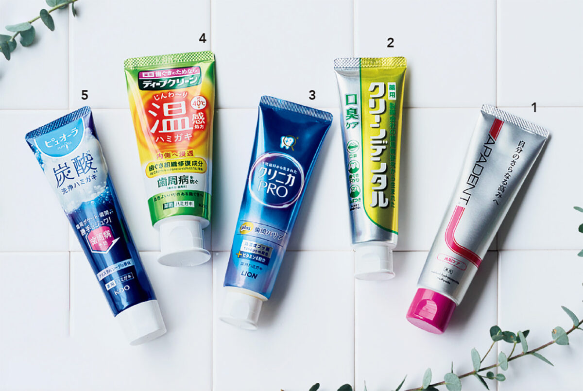 1. 歯の表面のエナメル質を整え健やかな歯に導く 歯の再石灰化によりむし歯を予防する成分・薬用ハイドロキシアパタイトを配合。殺菌・抗炎症・引き締め作用で、歯周病を予防します。 アパデント 歯周ケア【医薬部外品】100g ¥2,068円/サンギ 2. 口臭防止成分を配合爽やかなレモンフレーバー 歯周病にくわえて虫歯も予防する10種の薬用成分と、におい成分を吸着して口臭を予防するゼオライトを配合。 クリーンデンタル口臭ケア【医薬部外品】100g ¥1,452(編集部調べ)/第一三共ヘルスケア 3. 酵素の力で歯垢を分解バリア機能を高める お口のリスクの原因である歯垢を分解・除去する酵素を配合。 歯ブラシが届かないすみずみまでの歯垢を除去する薬用歯磨き。 クリニカPRO plus 歯周バリア【医薬部外品】95g ¥720(編集部調べ)/ライオン 4. 約40℃でポカポカ成分がじんわり奥まで届く 水や唾液と触れることで発熱する成分が配合され、温かさが約3分持続。 組織修復成分がじんわり奥まで届く処方。 ディープクリーン 薬用温感ハミガキ【医薬部外品】 85g¥1,375(編集部調べ)/花王 5. 炭酸の泡がじわりすみずみまで洗浄 水に触れると炭酸泡がじゅわっと発泡し、歯周ポケットや歯間までじわりと入り込み隅々まで洗浄。抗炎症成分BGA配合。 ピュオーラ 炭酸ハミガキ 95g【医薬部外品】 ¥825(編集部調べ)/花王
