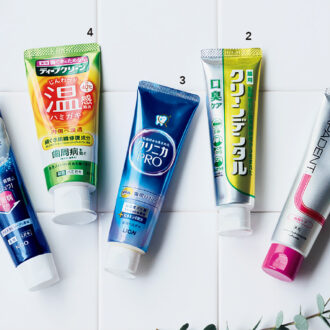1. 歯の表面のエナメル質を整え健やかな歯に導く 歯の再石灰化によりむし歯を予防する成分・薬用ハイドロキシアパタイトを配合。殺菌・抗炎症・引き締め作用で、歯周病を予防します。 アパデント 歯周ケア【医薬部外品】100g ¥2,068円／サンギ 2. 口臭防止成分を配合爽やかなレモンフレーバー 歯周病にくわえて虫歯も予防する10種の薬用成分と、におい成分を吸着して口臭を予防するゼオライトを配合。 クリーンデンタル口臭ケア【医薬部外品】100g ¥1,452（編集部調べ）／第一三共ヘルスケア 3. 酵素の力で歯垢を分解バリア機能を高める お口のリスクの原因である歯垢を分解・除去する酵素を配合。 歯ブラシが届かないすみずみまでの歯垢を除去する薬用歯磨き。 クリニカPRO plus 歯周バリア【医薬部外品】95g ¥720（編集部調べ）／ライオン 4. 約40℃でポカポカ成分がじんわり奥まで届く 水や唾液と触れることで発熱する成分が配合され、温かさが約3分持続。 組織修復成分がじんわり奥まで届く処方。 ディープクリーン 薬用温感ハミガキ【医薬部外品】 85g¥1,375（編集部調べ）／花王 5. 炭酸の泡がじわりすみずみまで洗浄 水に触れると炭酸泡がじゅわっと発泡し、歯周ポケットや歯間までじわりと入り込み隅々まで洗浄。抗炎症成分BGA配合。 ピュオーラ 炭酸ハミガキ 95ｇ【医薬部外品】 ¥825（編集部調べ）／花王