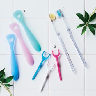 1. “奇跡の歯ブラシ”から誕生朝晩の歯ブラシセット 朝用は裏側の歯と歯の隙間に最適な凸型、夜用は表側の歯と歯ぐきの境目にフィットする凹型。真逆の形状の歯ブラシを朝晩使用し、磨き残しを減らす。 奇跡の歯ブラシ〈SUN〉&MOON歯ブラシ ¥1,240／奇跡の歯ブラシ 2. 届きにくい奥歯の間の歯垢もとりのぞく 歯垢がたまりやすくお手入れしにくい奥歯の歯間にも、入りやすいY字型。切れにくい高強度フロスを使用。 クリニカアドバンテージ デンタルフロスY字タイプ 18本入 ¥330（編集部調べ）／ライオン 3. ソフトなタッチでらくらく舌みがき 適度な弾力をもつ3枚のブレードを採用することで、舌にかかる力をやわらげて心地よくケア。細菌の巣である舌苔を除去します。 ソフト舌クリーナー 「舌も！」 ¥660／ののじ