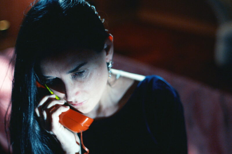 デミ・ムーアはゴールデングローブ賞主演女優賞(ミュージカル・コメディ部門)を受賞。『サブスタンス』©2024 UNIVERSAL STUDIOS