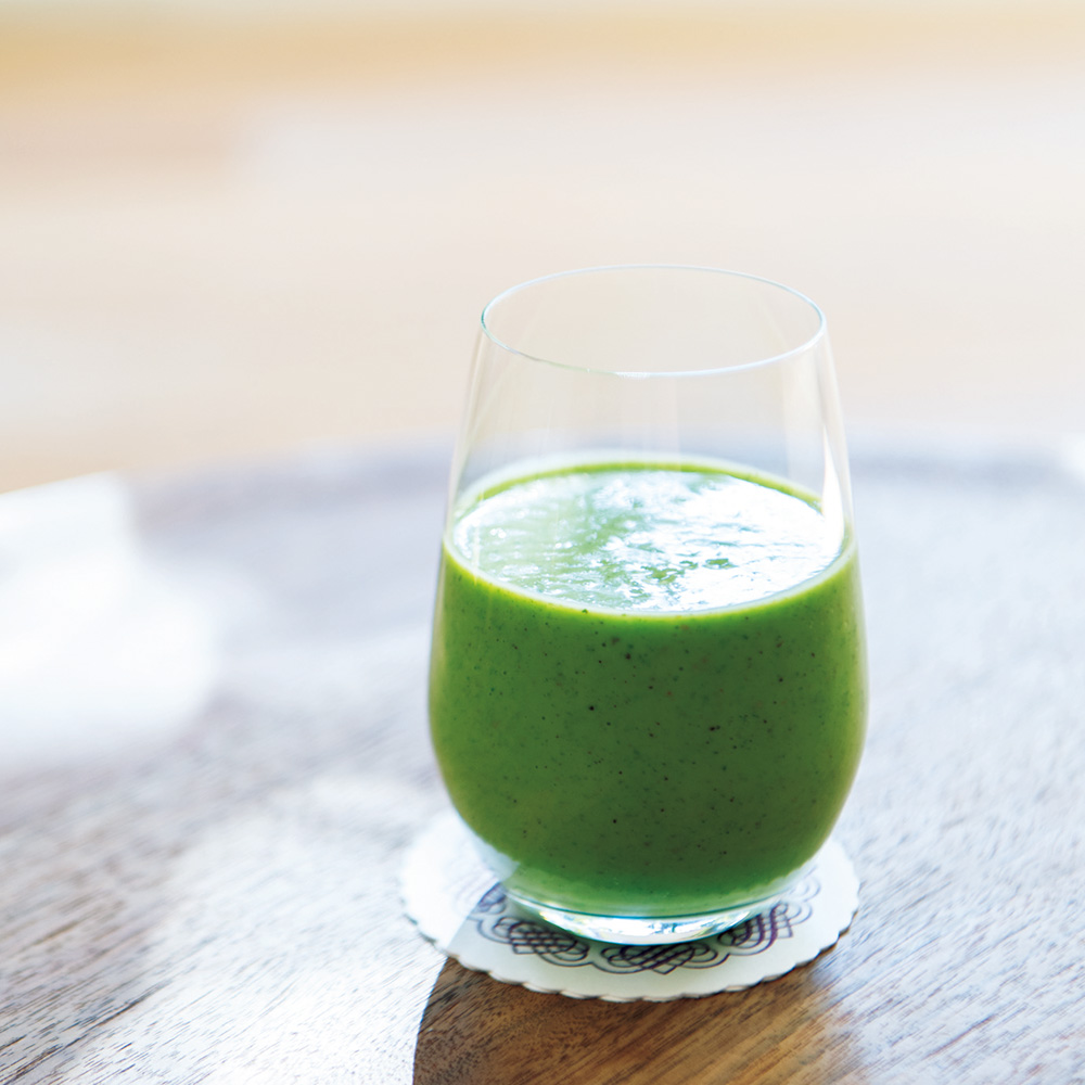 糀甘酒、オーツミルク、高たんぱくヨーグルト、バナナ、皮ごとキウイ、冷凍保存で常備しているケールとパセリ、MCTオイル、オリゴ糖を加えた栄養満点の甘酒スムージーが毎日の朝食メニュー。