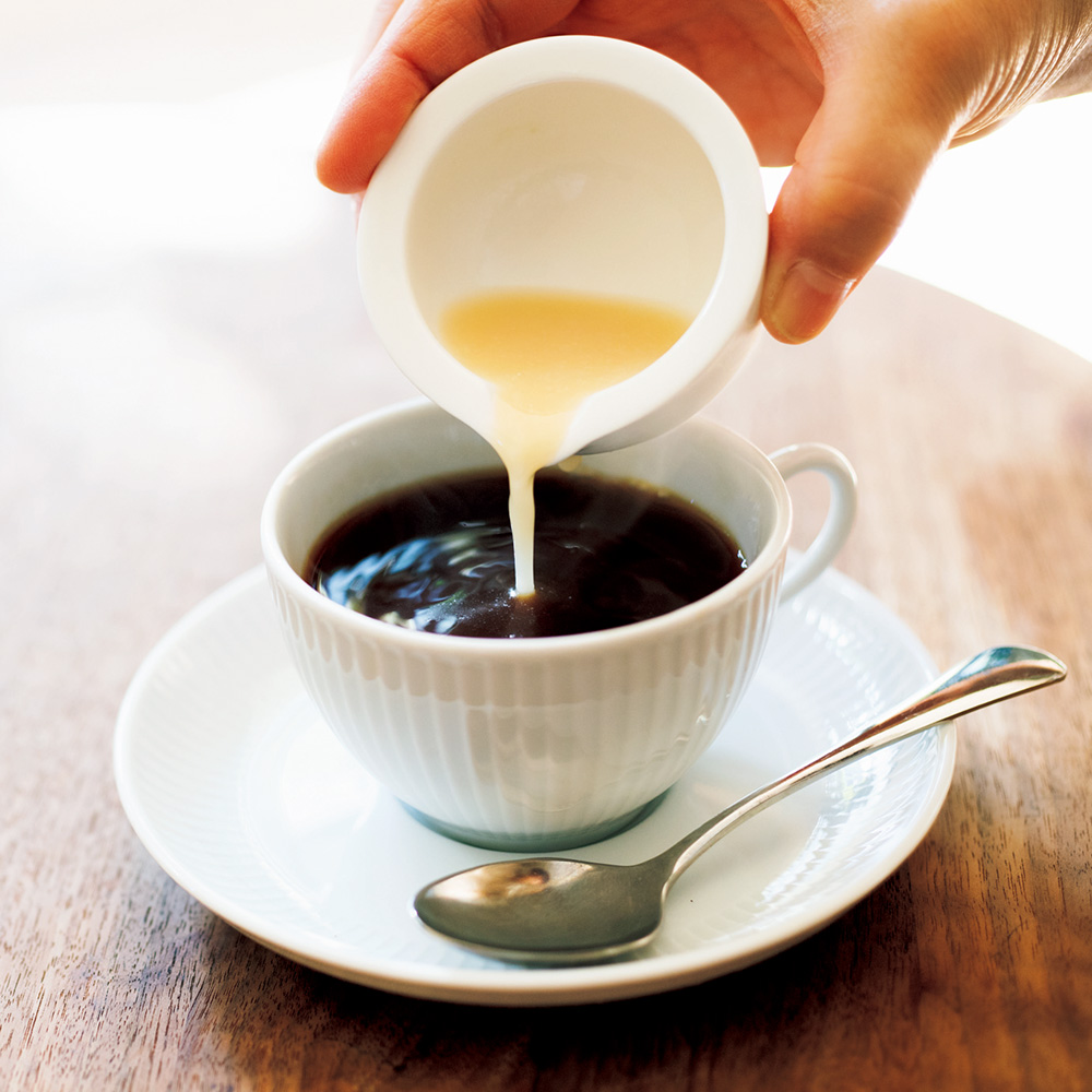 仕事の合間にほっとひと息。そんなときのコーヒーにも糀甘酒を投入。