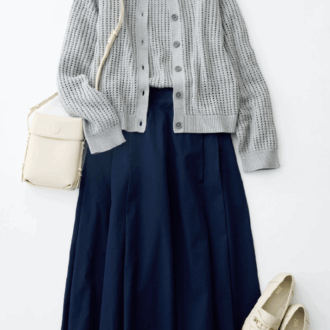 洗えるメッシュクルーネックセーター¥3,990、タックスカート¥4,990 /ともに無印良品(無印良品銀座)、シューズとバッグ/スタイリスト私物