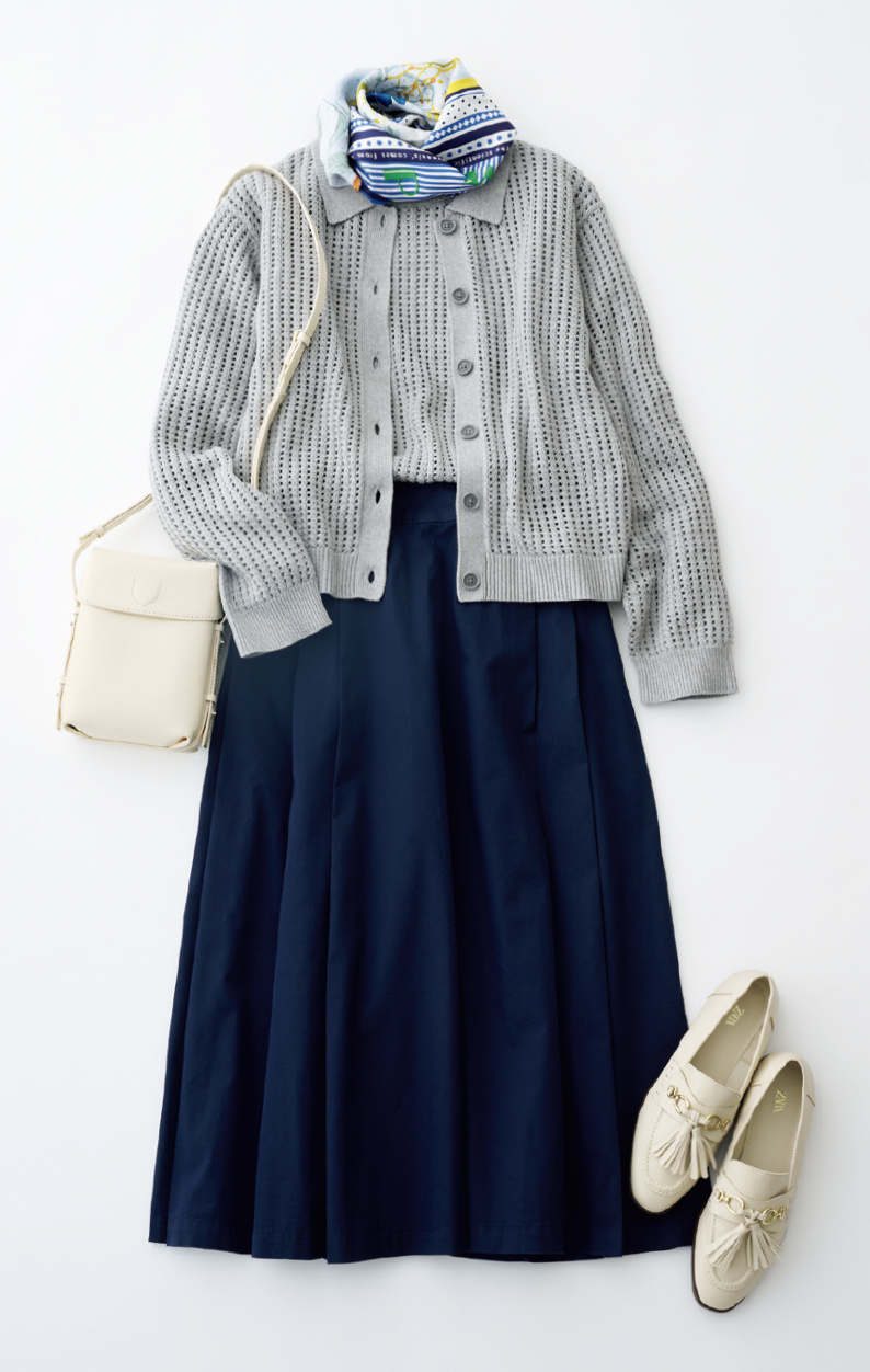 洗えるメッシュクルーネックセーター¥3,990、タックスカート¥4,990 /ともに無印良品(無印良品銀座)、シューズとバッグ/スタイリスト私物