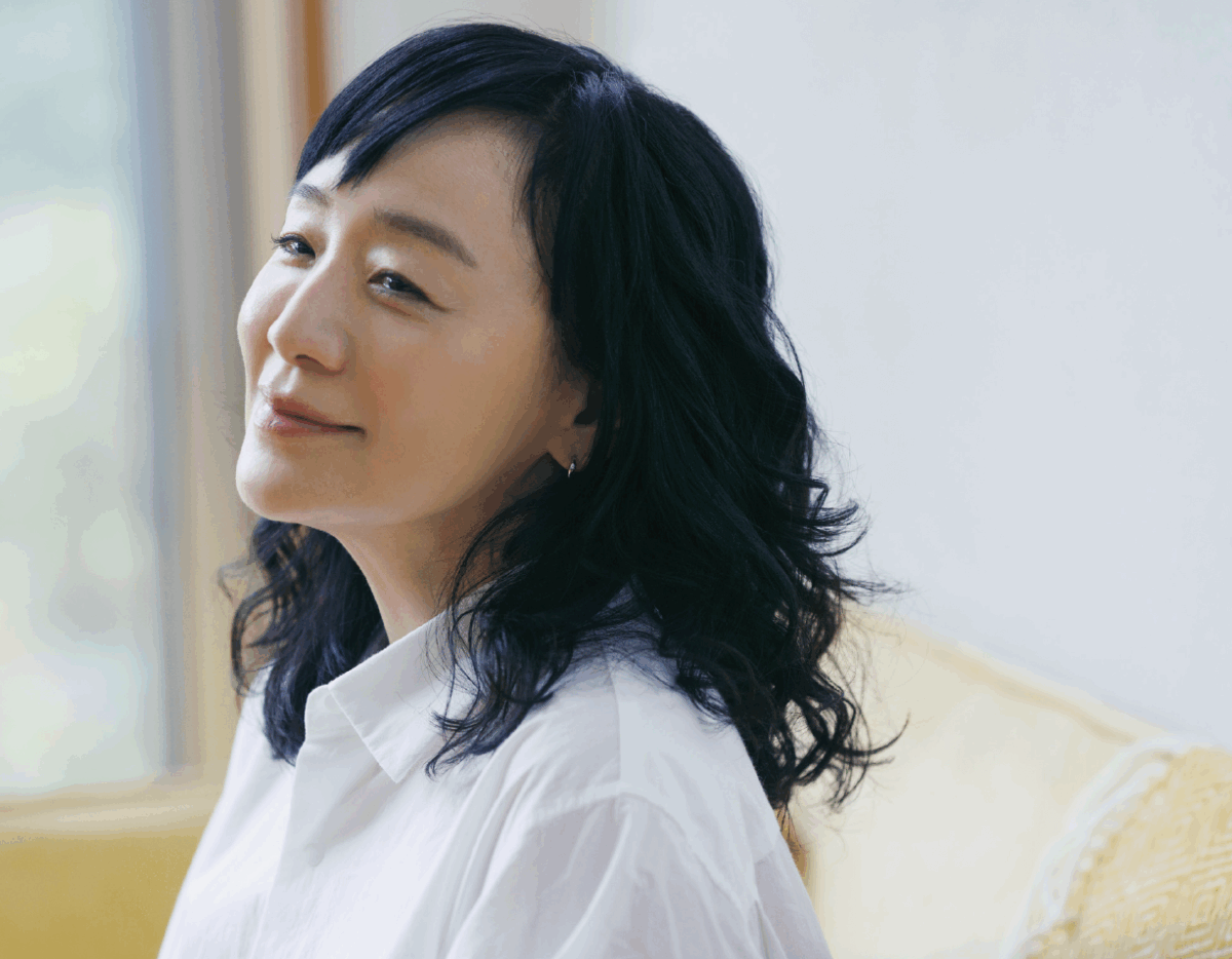 シャツ¥27,500 /ヤエカ(ヤエカ アパートメント ストア)、デニムパ ンツ¥36,300 /ヨーコ サカモト、 ピアス/スタイリスト私物