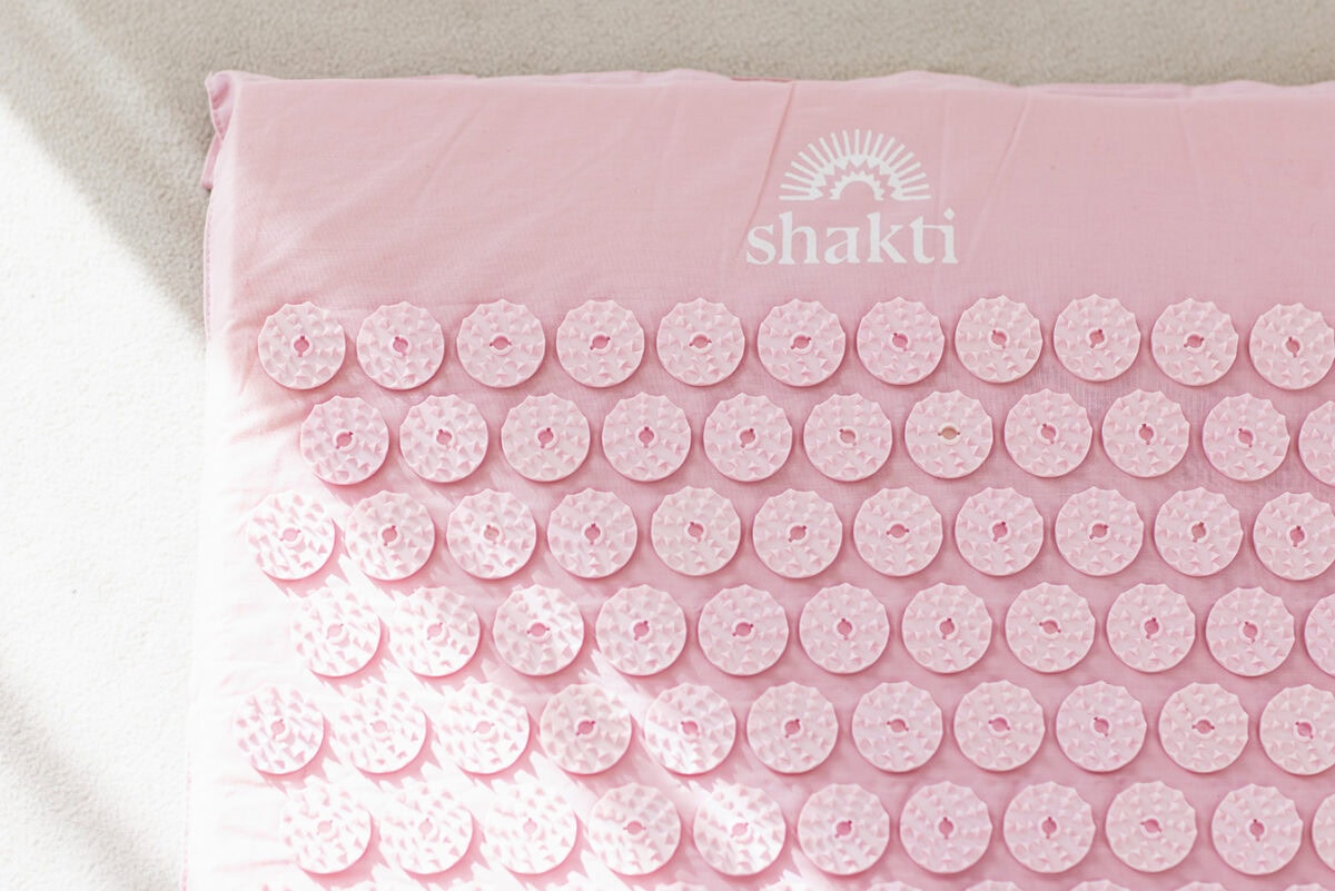 数千本ものスパイクで血流を巡らせ、体の緊張をほぐすというシャクティマット。