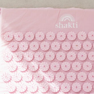 数千本ものスパイクで血流を巡らせ、体の緊張をほぐすというシャクティマット。